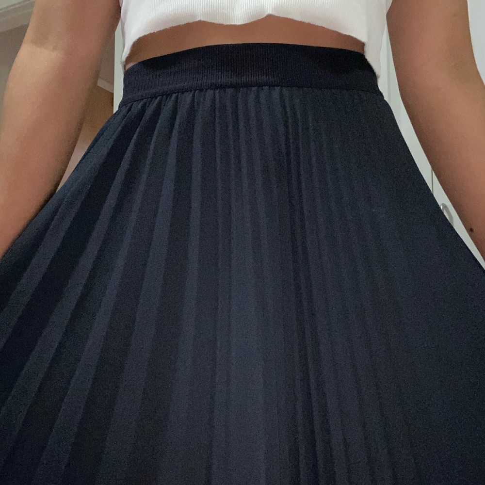 H&M Navy Blue Pleated Skirt - Picture 1 of 2